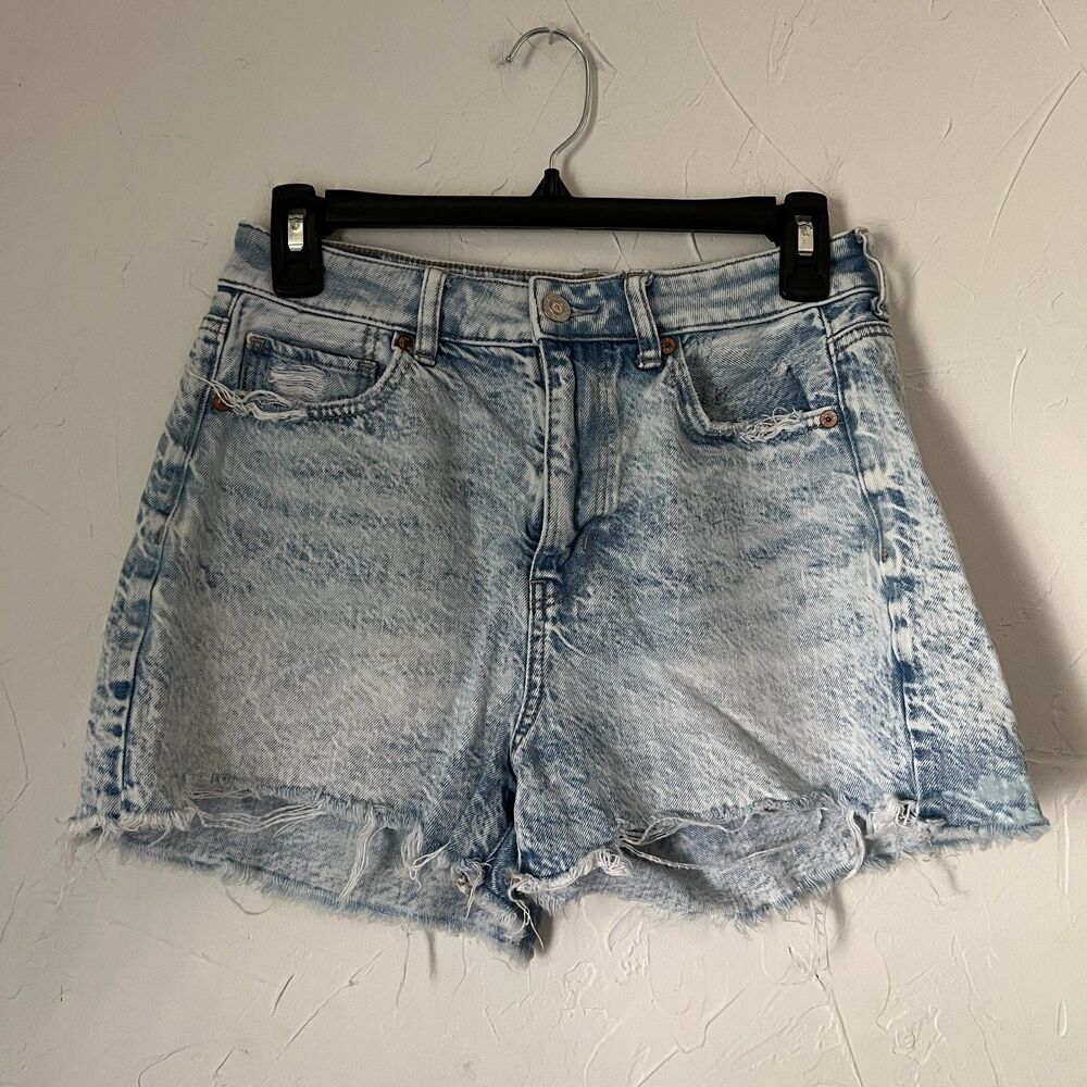 American Eagle Mom Shorts y2k Summer Size 4 Light Wash Distressed Denim Raw Hem